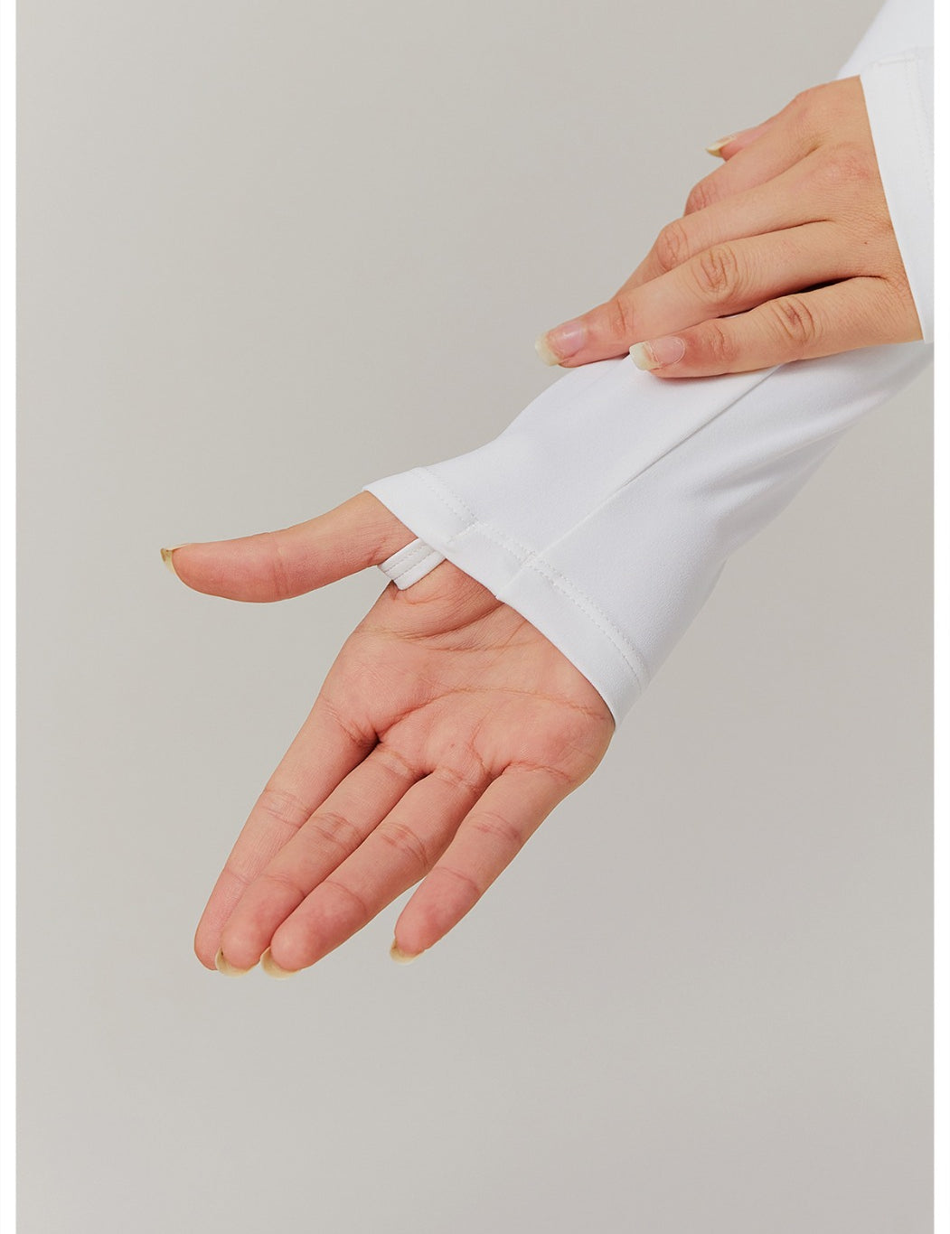 Thumbhole sleeve detail on women’s full-zip performance jacket – Style Luxe
